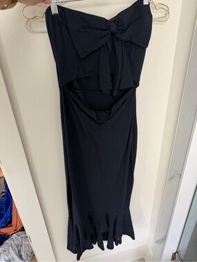 Elegant Black Strapless Bow-Front Maxi Dress